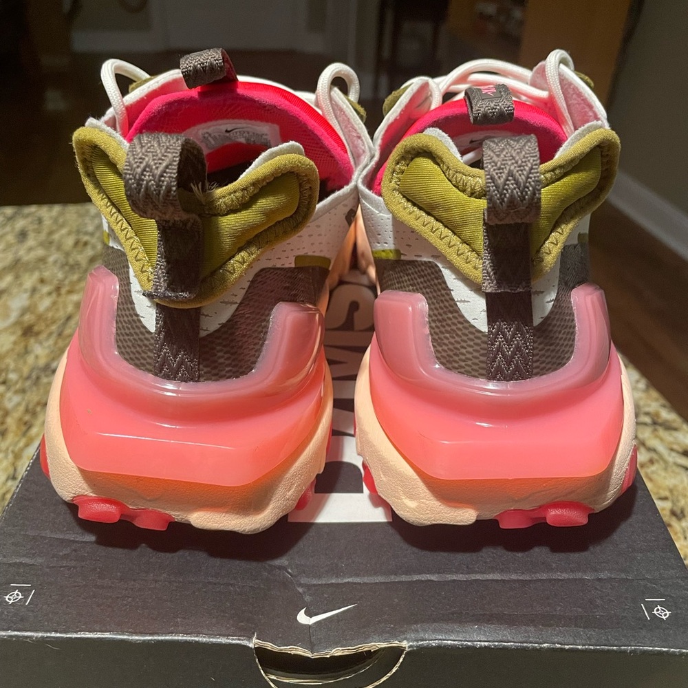 Women’s Nike React Vision Siren Red Workout Sneakers - Picture 3 of 12